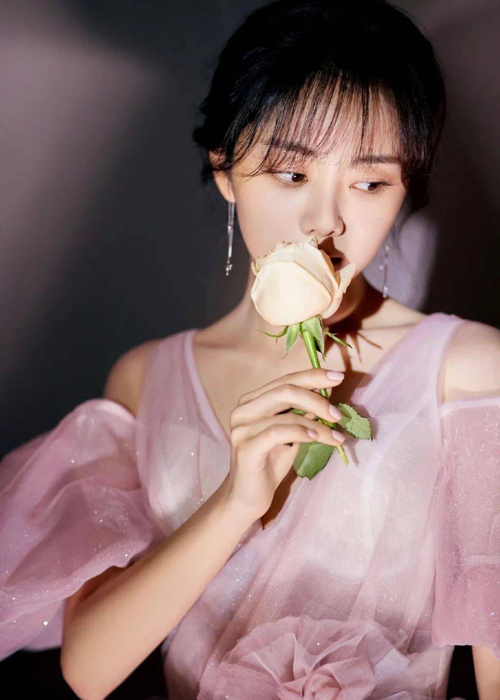 一张藏年龄的娃娃脸 不作妖有演技 谭松韵值得赞美!