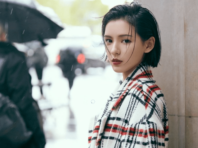 《南风知我意》成毅张予曦上演甜蜜奶糖吻,成毅从女方嘴里叼奶糖,画面齁甜