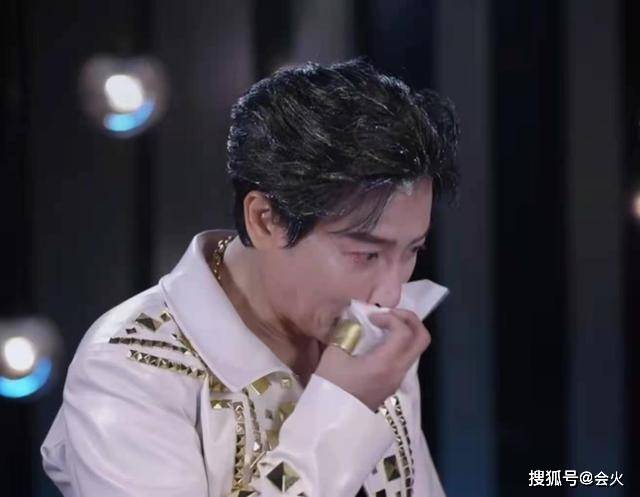 陈志朋上节目崩溃痛哭,演出失误后情绪低落,向队友鞠躬道歉