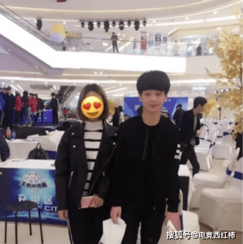 小浪浪和女粉丝合影,梦泪和女粉丝合影,看到照片,两人的家庭地位实锤了