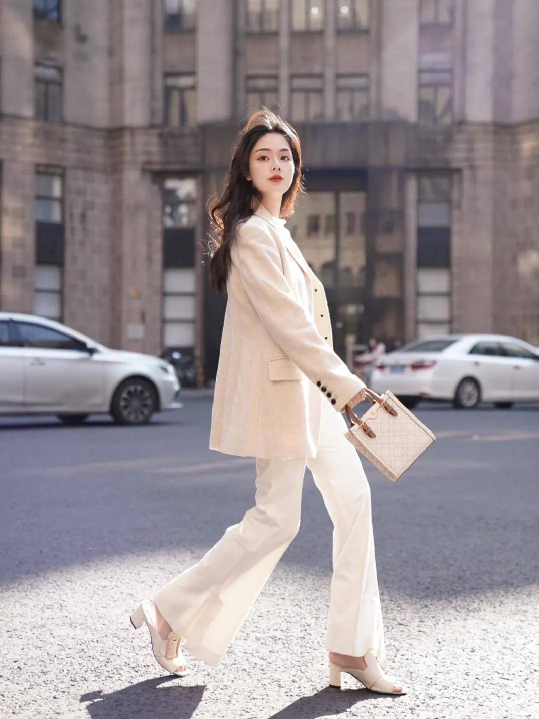 【时尚】【转】早秋季节必备的5款时尚单品,简约时髦又显气质,优雅女人都爱穿