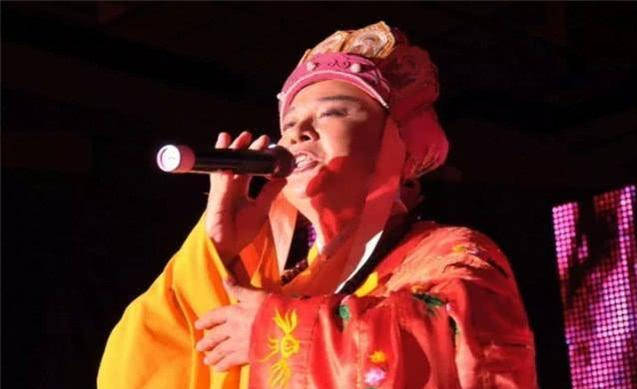 他是《西游记》的唐僧,因5块片酬而罢演,如今62岁穿袈裟在景区卖唱