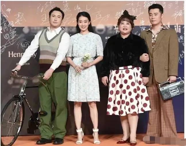 贾玲张小斐现身央视春晚彩排,贾玲有她两个宽,大肚隆起似怀胎十月