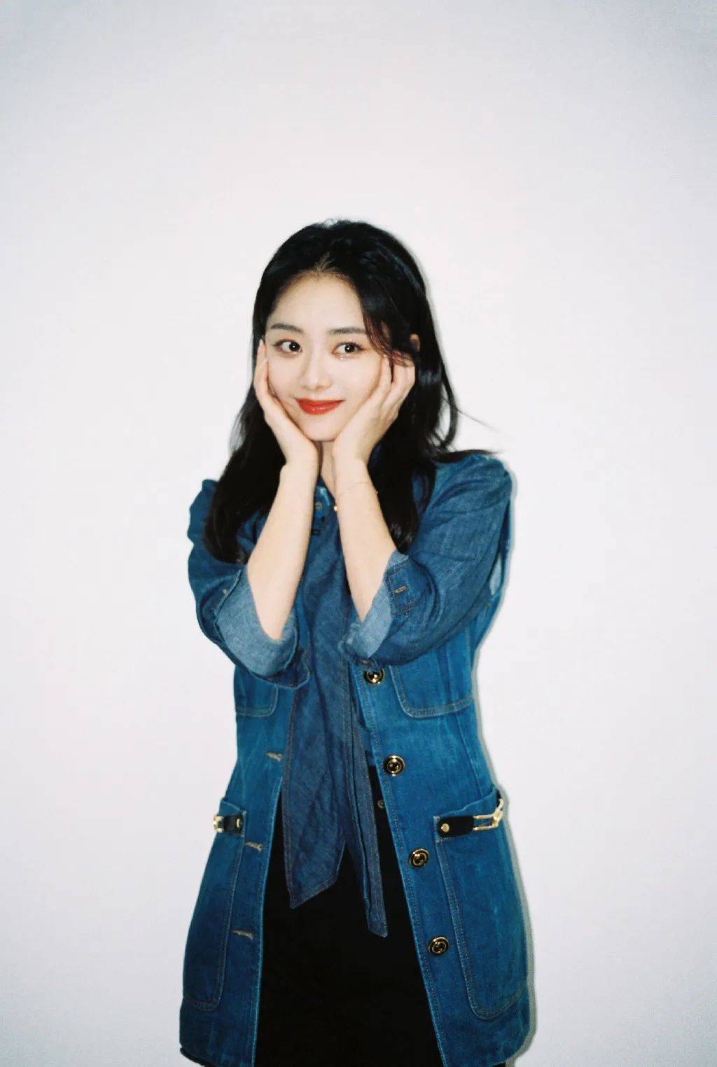 一张藏年龄的娃娃脸 不作妖有演技 谭松韵值得赞美!