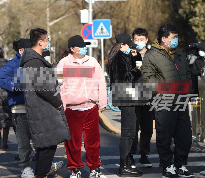 贾玲张小斐现身央视春晚彩排,贾玲有她两个宽,大肚隆起似怀胎十月