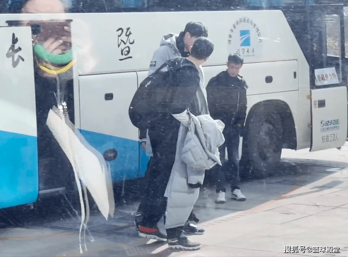 周琦伤势迎利好!曝回酒店视频,本人亲承无碍,名记直呼化险为夷