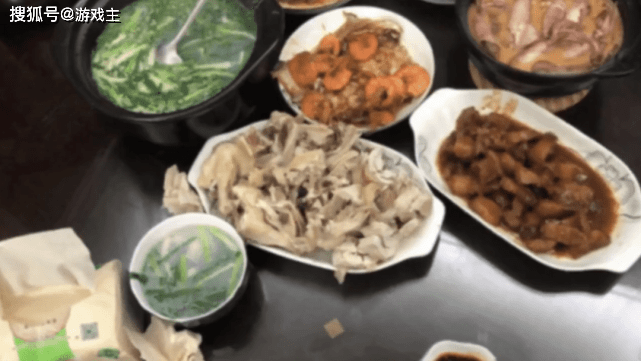 同样是千万级主播,孤影一餐吃4个菜,梦泪5个菜,看到张大仙,粉丝懵了
