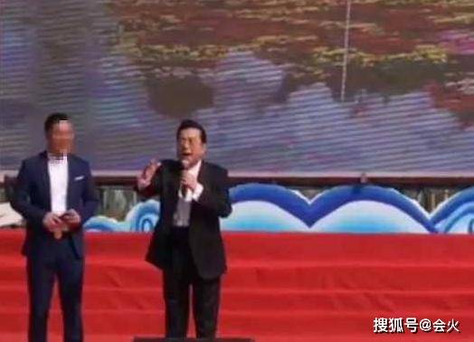 82岁李双江与两美女聚会,行为动作显迟缓,网友叹他被儿子毁了