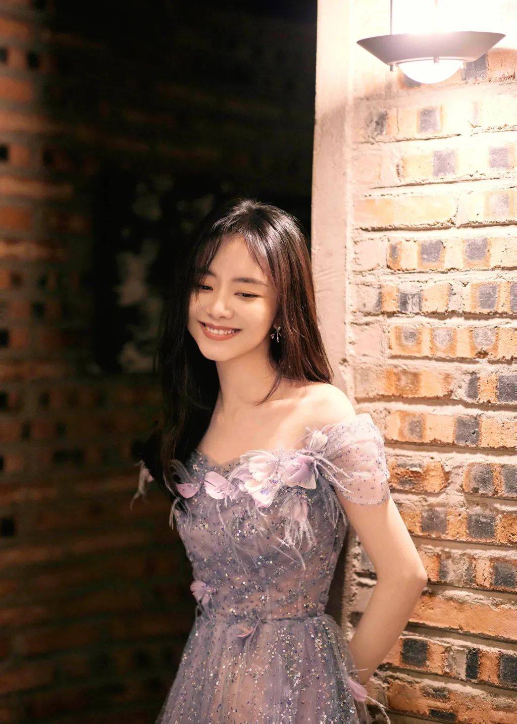 一张藏年龄的娃娃脸 不作妖有演技 谭松韵值得赞美!