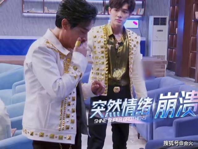 陈志朋上节目崩溃痛哭,演出失误后情绪低落,向队友鞠躬道歉
