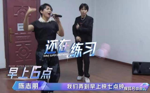 陈志朋上节目崩溃痛哭,演出失误后情绪低落,向队友鞠躬道歉