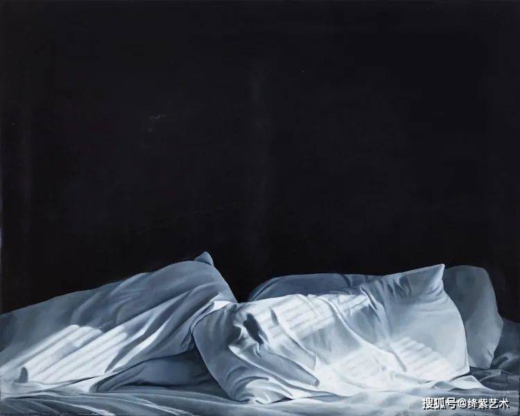 她画的空床,透着莫名的孤独与悲伤,带给人无限遐想
