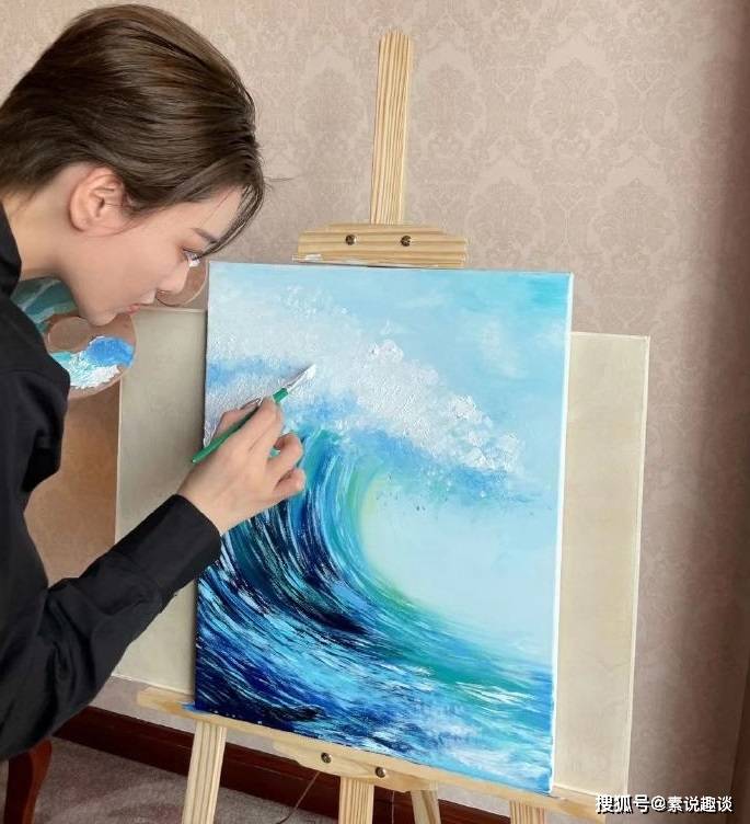 张馨予新油画作品以假乱真,为浪姐2加油,绘画技巧不输专家