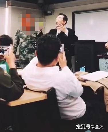 82岁李双江与两美女聚会,行为动作显迟缓,网友叹他被儿子毁了