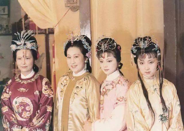 贾元春为何替弟弟选择宝钗?曹雪芹:不是因为薛家有钱