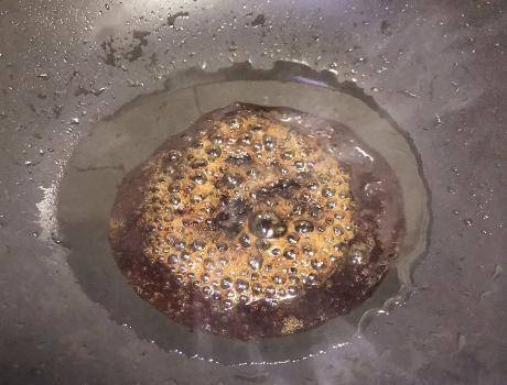 红烧肉总用酱油上色?难怪会发黑,大厨透露1点,每块都是琥珀色