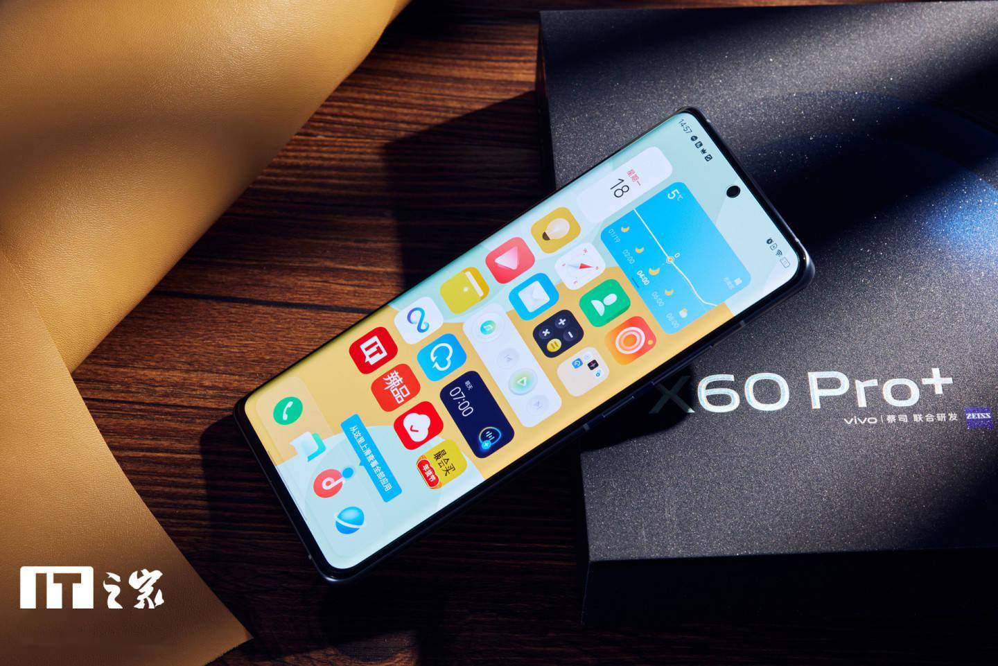 【IT之家开箱】vivo X60 Pro+ 开箱图赏:影像为先,质感素皮
