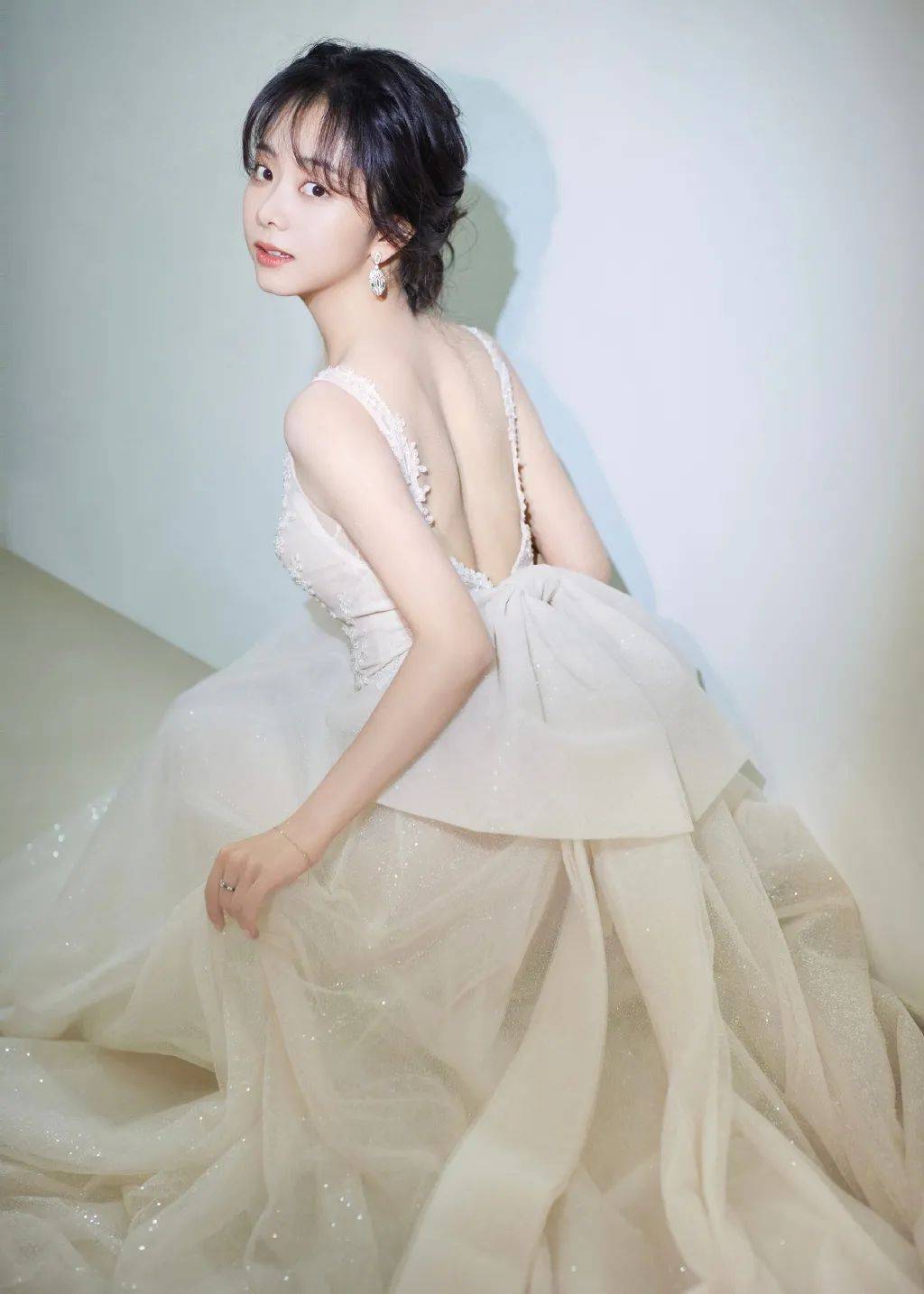 一张藏年龄的娃娃脸 不作妖有演技 谭松韵值得赞美!