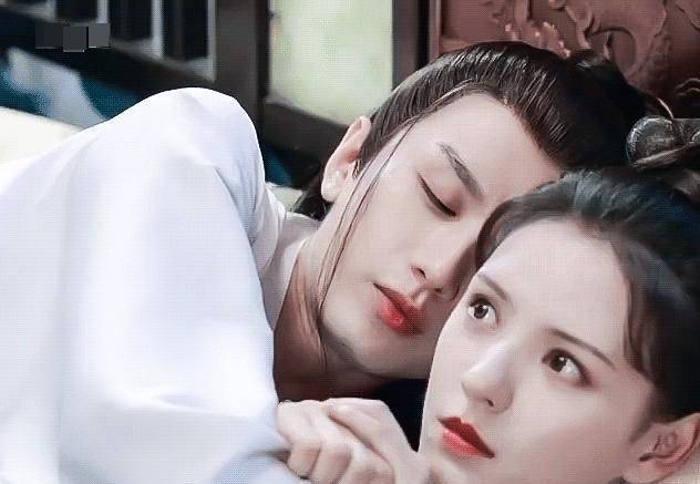 《南风知我意》成毅张予曦上演甜蜜奶糖吻,成毅从女方嘴里叼奶糖,画面齁甜