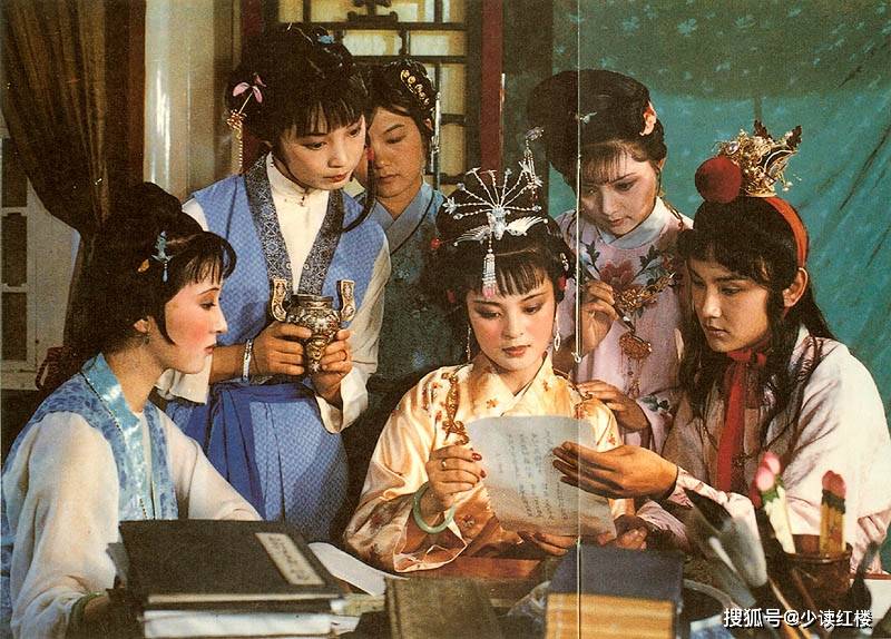 大观园里那一场菊花诗会,照见了宝钗的能力,惊艳了黛玉的才情