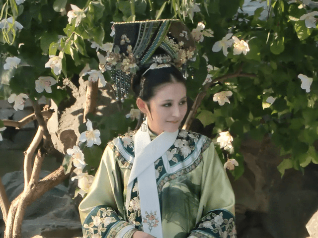 从穿衣自由到村妇水花,备受争议的热依扎这一次又赢了?