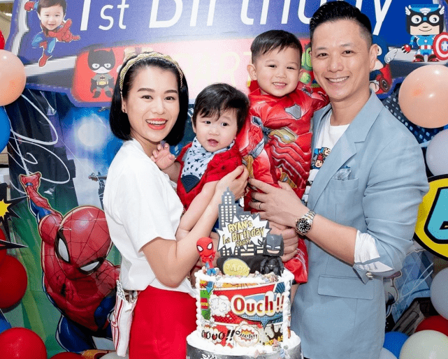 胡杏儿晒七月孕肚,兄弟俩粘着妈妈似争宠,母子四人另类同框超暖心