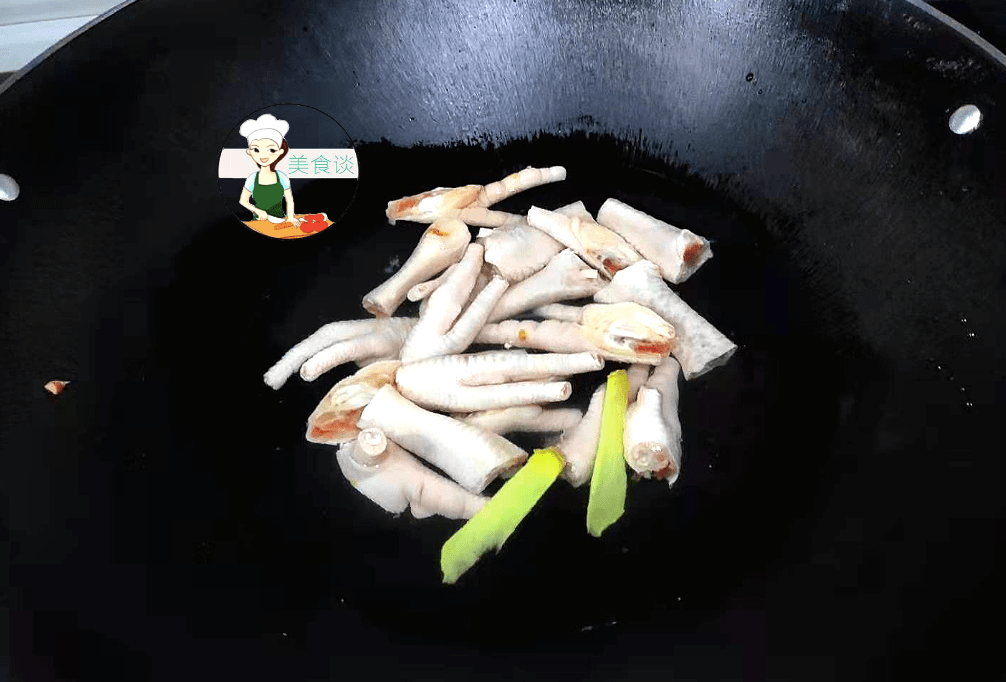 天冷了,儿子迷上了吃它,营养又解馋,炖一锅满满都是料,太香了