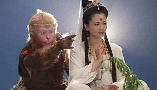 孙悟空为什么不敢在观音面前施展筋斗云,你看他忘了穿啥