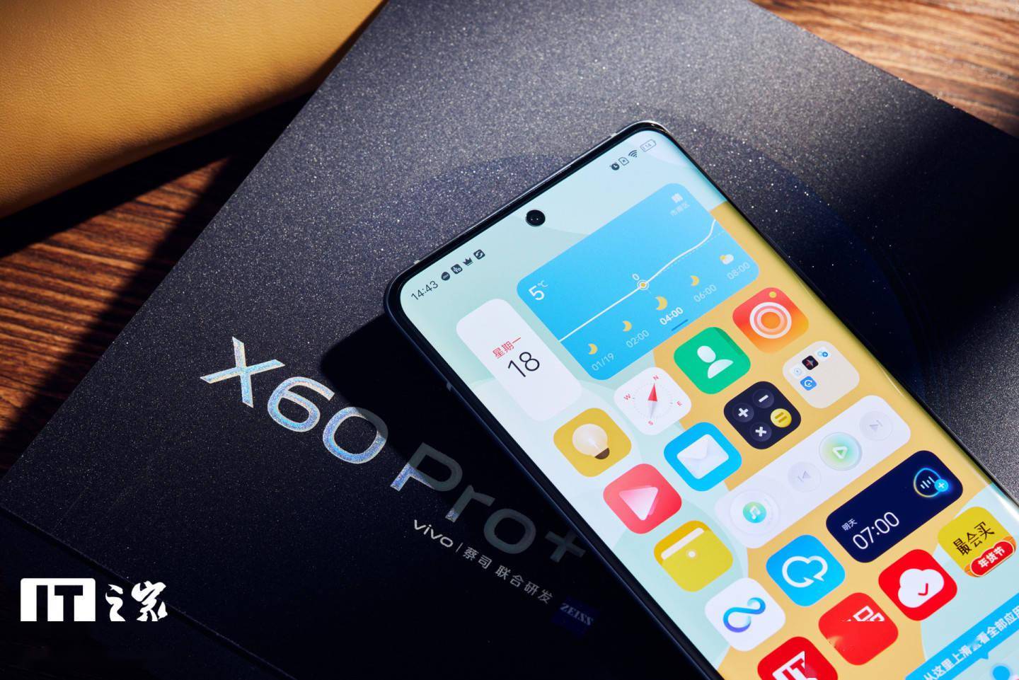 【IT之家开箱】vivo X60 Pro+ 开箱图赏:影像为先,质感素皮