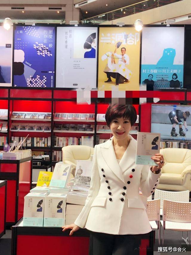 72岁夏台凤满头白发,练空中瑜伽身材紧致,二婚嫁小25岁老公