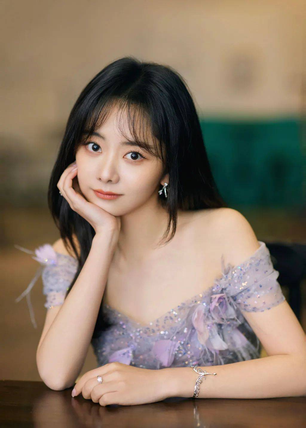 一张藏年龄的娃娃脸 不作妖有演技 谭松韵值得赞美!