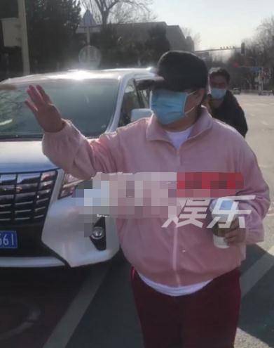 贾玲张小斐现身央视春晚彩排,贾玲有她两个宽,大肚隆起似怀胎十月