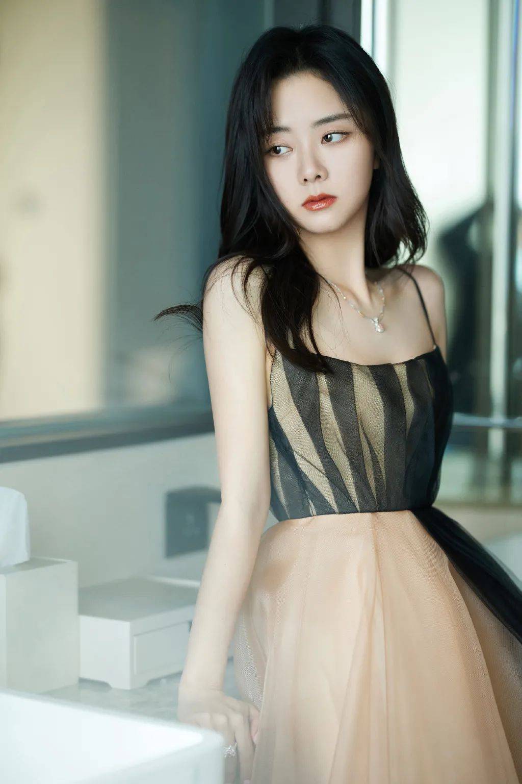 一张藏年龄的娃娃脸 不作妖有演技 谭松韵值得赞美!