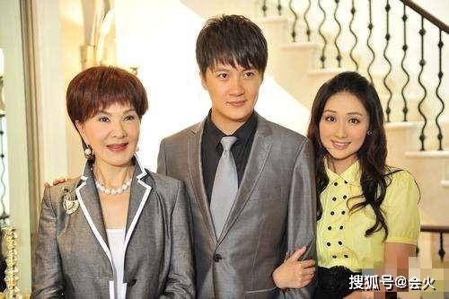72岁夏台凤满头白发,练空中瑜伽身材紧致,二婚嫁小25岁老公