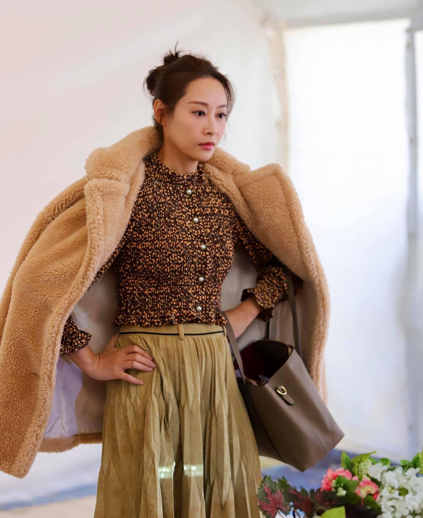 恭喜!杨怡姐姐杨卓娜今年结婚,生女11年未注册,对继女视如己出