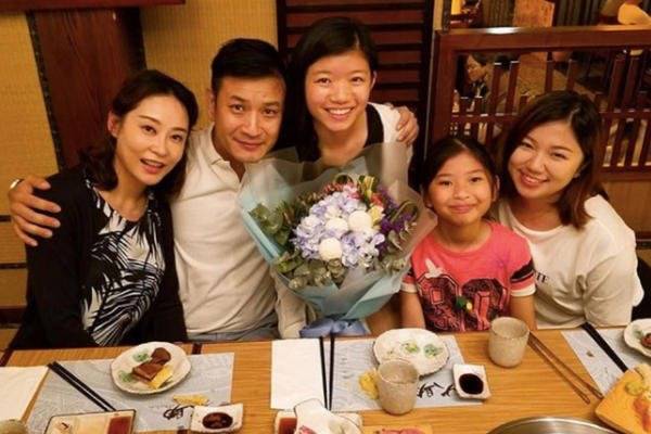 恭喜!杨怡姐姐杨卓娜今年结婚,生女11年未注册,对继女视如己出