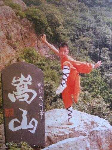 王宝强返少林寺与僧人合影,苍老消瘦令人心疼,坦言常被师父打