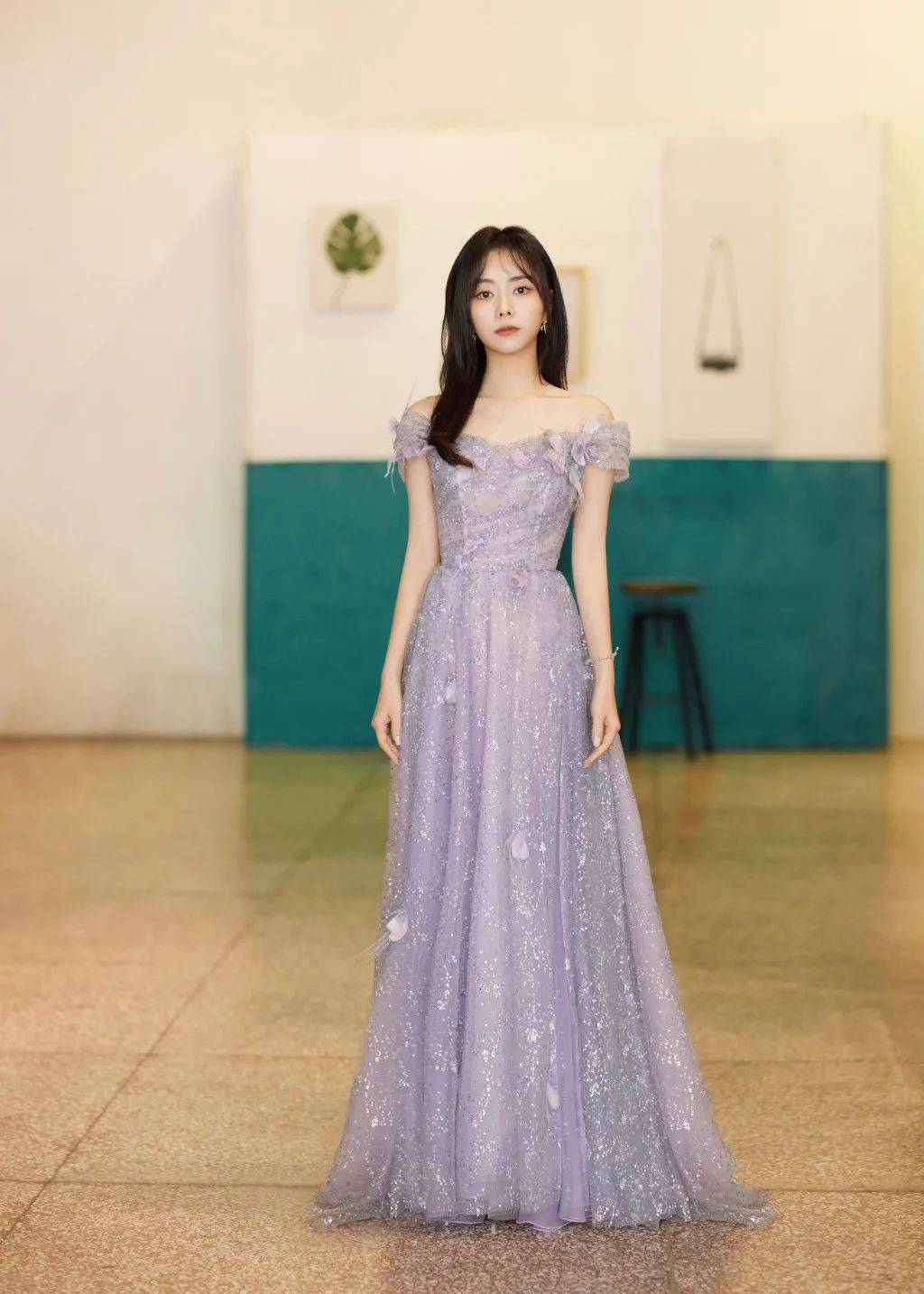 一张藏年龄的娃娃脸 不作妖有演技 谭松韵值得赞美!