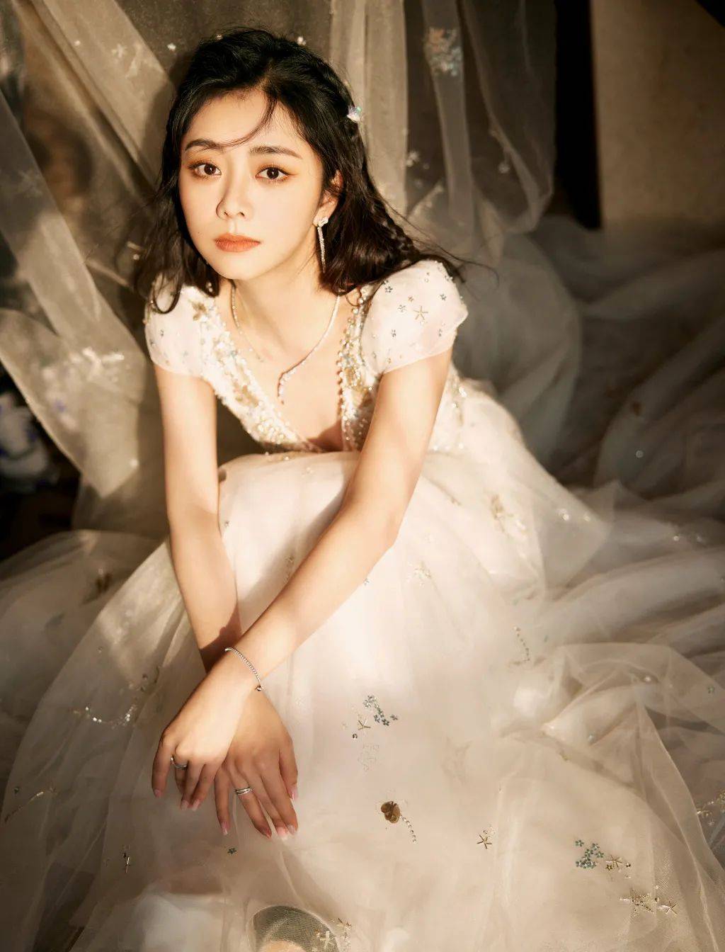 一张藏年龄的娃娃脸 不作妖有演技 谭松韵值得赞美!