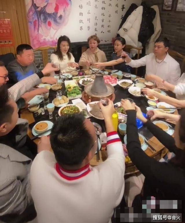 57岁傅艺伟晒千万豪宅,近照崩坏被认成马丽,和多人聚餐引公愤