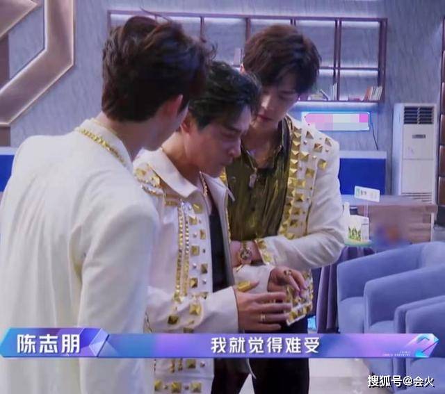 陈志朋上节目崩溃痛哭,演出失误后情绪低落,向队友鞠躬道歉