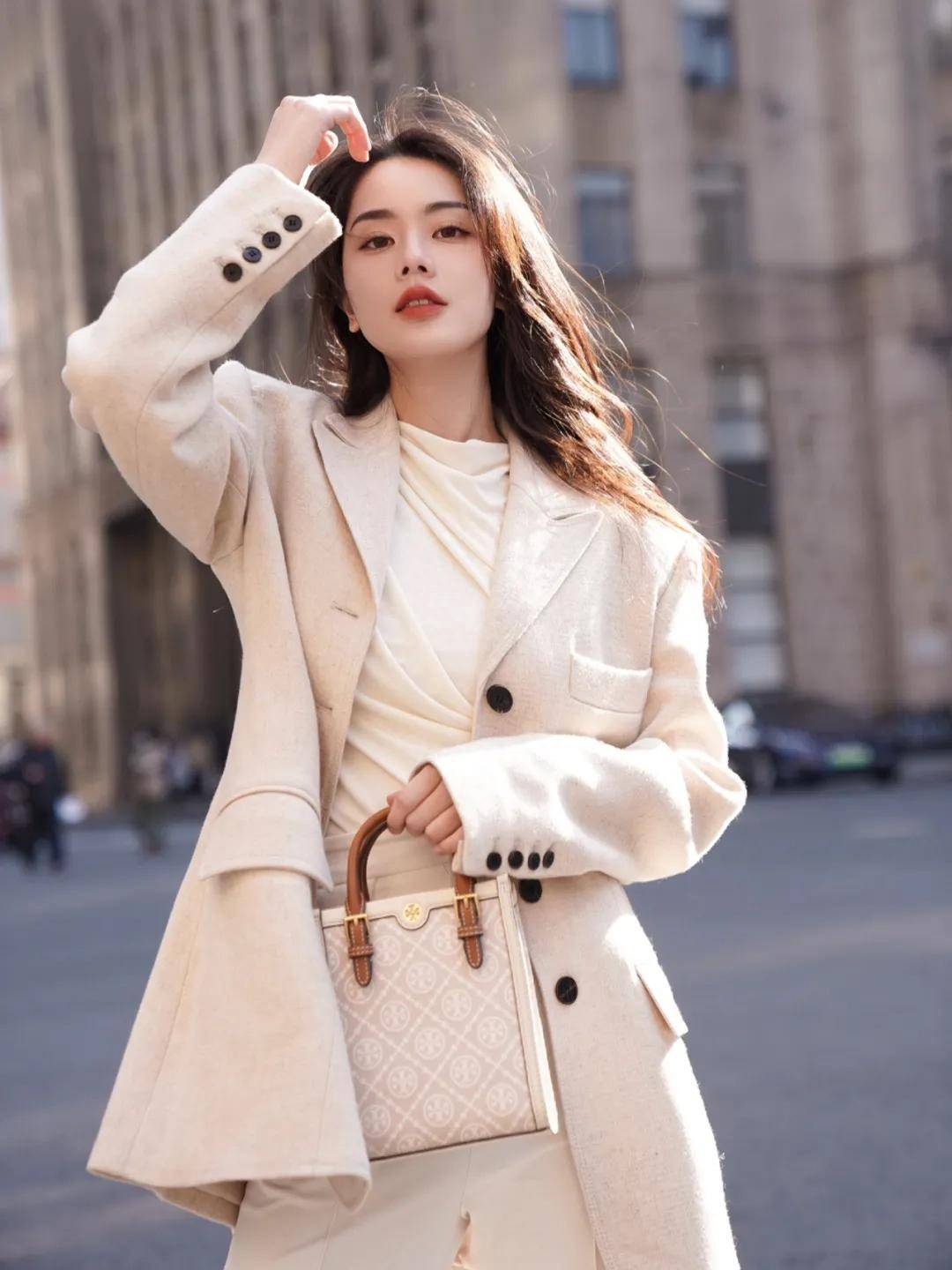 【时尚】【转】早秋季节必备的5款时尚单品,简约时髦又显气质,优雅女人都爱穿