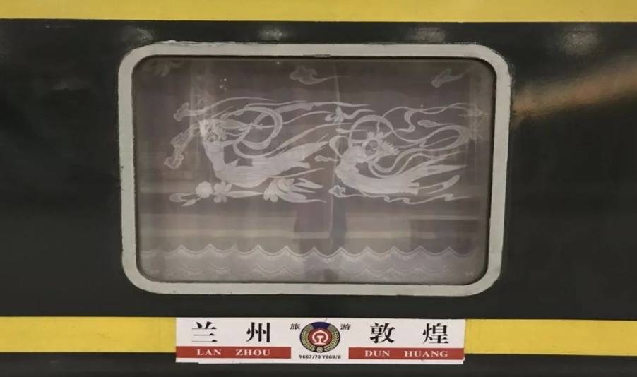 穿越大西北:探寻黄沙中的石窟与自然之美