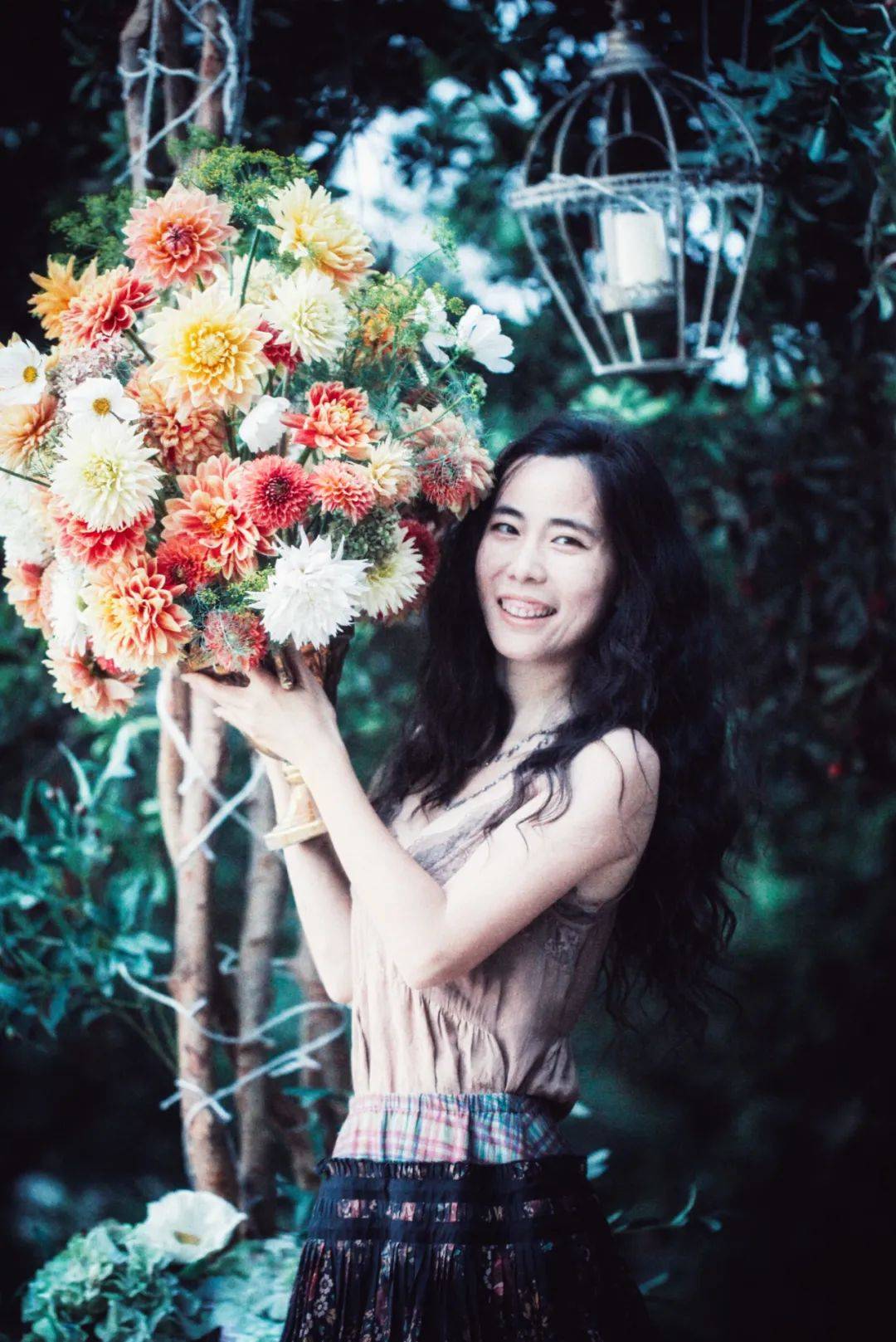 她花3年时间,把垃圾场改造成鲜花农场,亲手种菜给孩子吃!