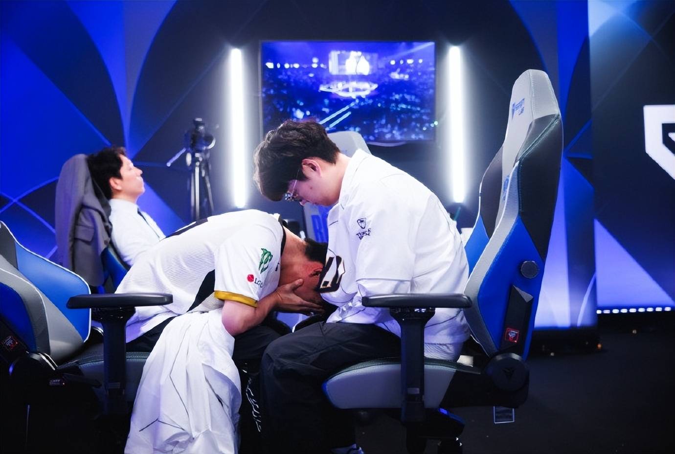 LOL转会期大混战,LCK八队AD合同到期!Ruler回国打比赛需降薪