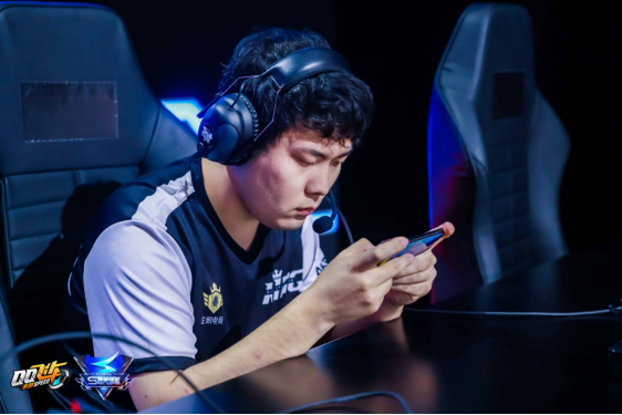 KING2:1战胜AG 士气高涨