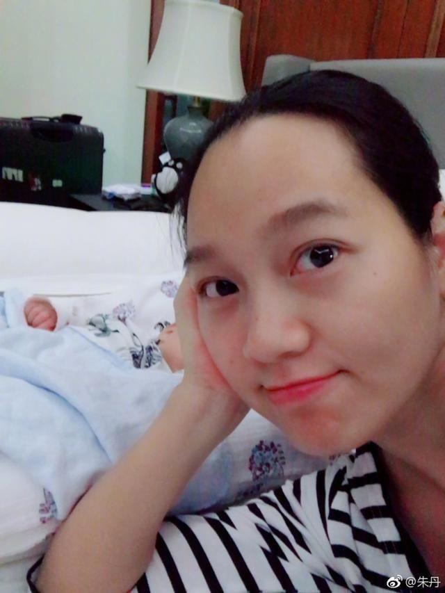 哇!朱丹素颜晒娃,网友却说憔悴的像孩子奶奶,周一围你在乎吗? |网友评论一针见血