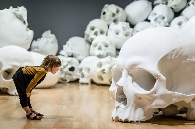 人造人能手Ron Mueck|携巨型新作亮相首届维多利涯静助家美术馆三年展