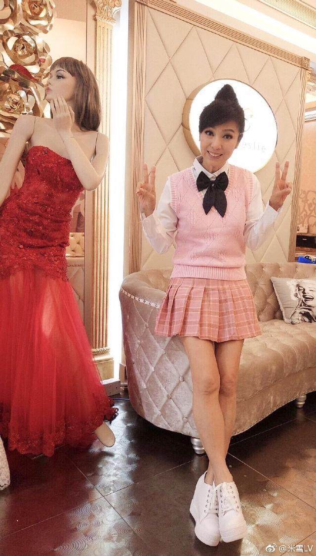 米雪真敢穿!62岁还能穿粉色校服短裙扮学生妹