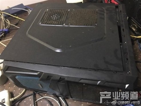 LOL主播小智工作室曝光 墙壁脱皮破旧不堪